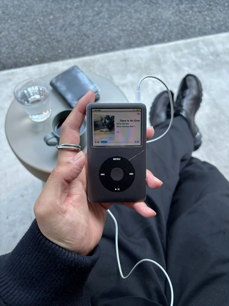 iPod Classic 5th Gen - Black - 30GB image 1
